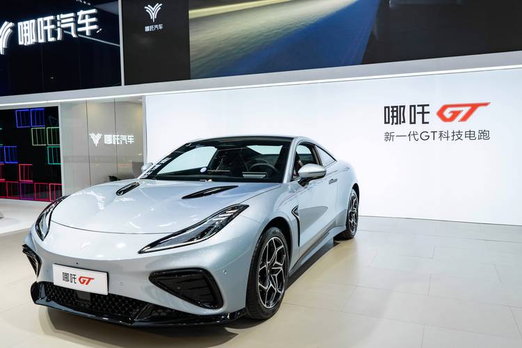 深圳66哪吒汽车在智能汽车领域的表现，领途汽车在新能源汽车市场中的影响力